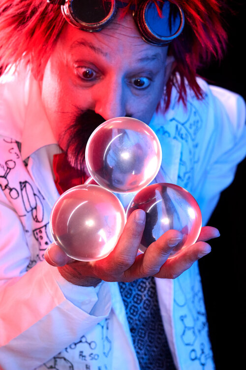 Tito Rissoti con 3 esfera- la burbujacirko